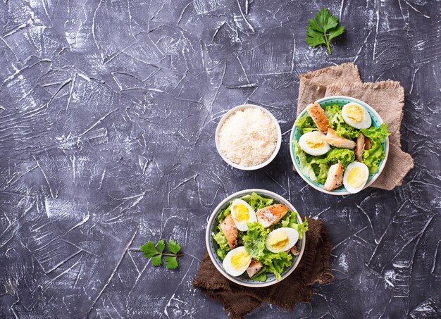 Salada Caesar com ovos, frango e queijo parmesão