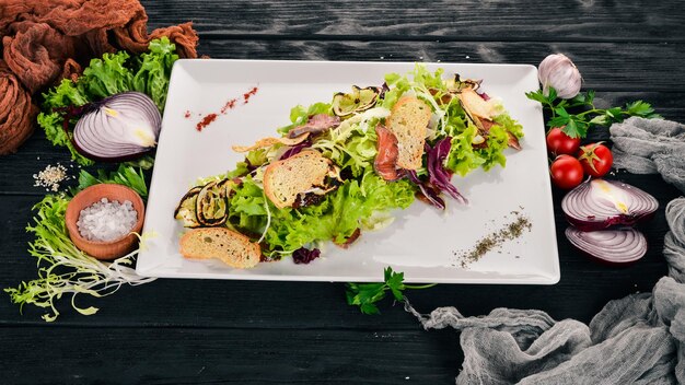 Salada Caesar com salmão Vista superior Em um fundo de madeira Copie o espaço