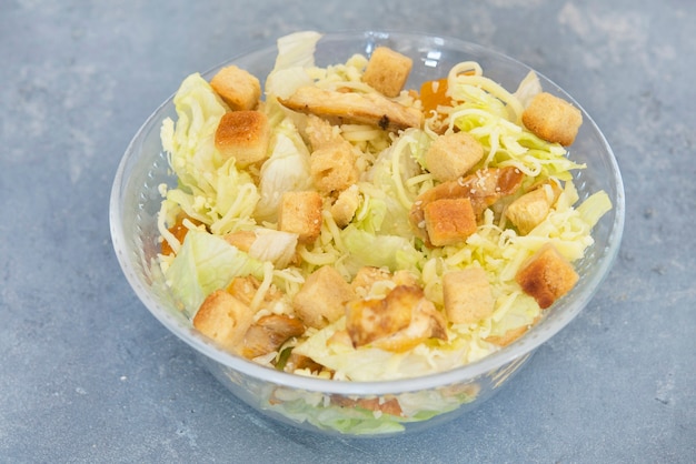 Salada Caesar com torrada, alface e peito de frango grelhado e queijo