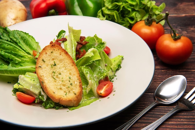 Salada Caesar de Bacon Caseiro com Pão de Alho CrocanteItaliano e Croutons