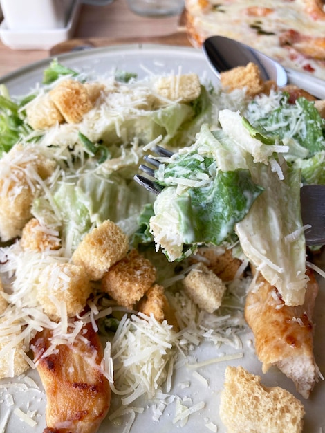Salada Caesar de frango no topo de um prato