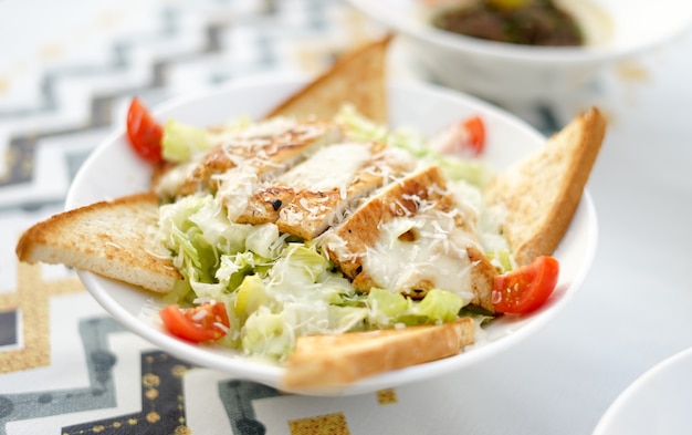 Foto salada caesar de frango