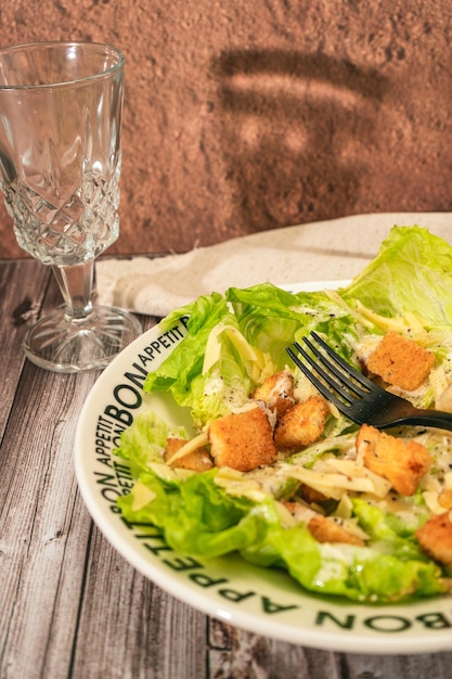 Salada Caesar de pão torrado de alface e parmesão fino com aioli de alho e azeite em uma tigela