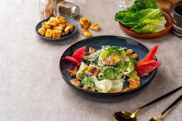Salada Caesar é uma salada verde de alface romana e croutons temperada com mostarda, queijo parmesão