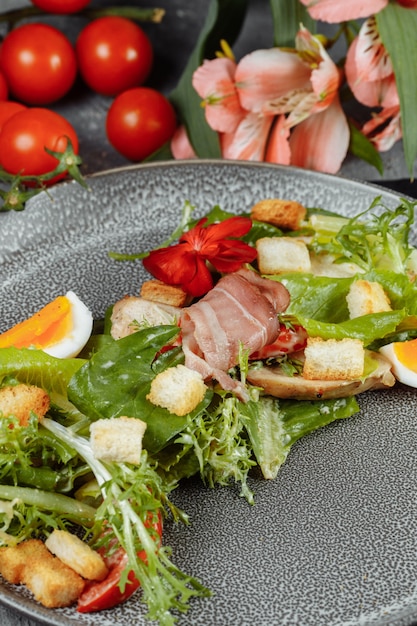 Salada Caesar em um prato cinza