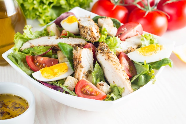 Salada Caesar fresca com delicioso peito de frango