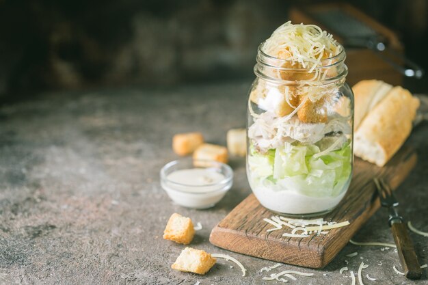 Salada Caesar fresca em uma jarra de vidro com ingredientes