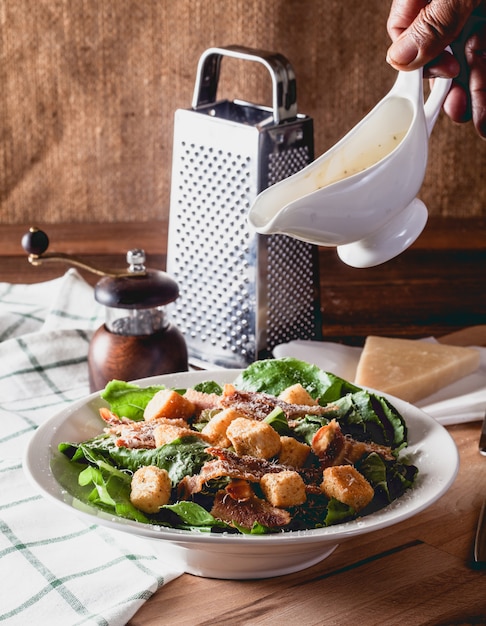 Salada Caesar fresca em uma mesa de madeira