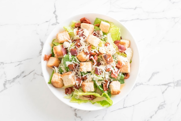 salada caesar na mesa