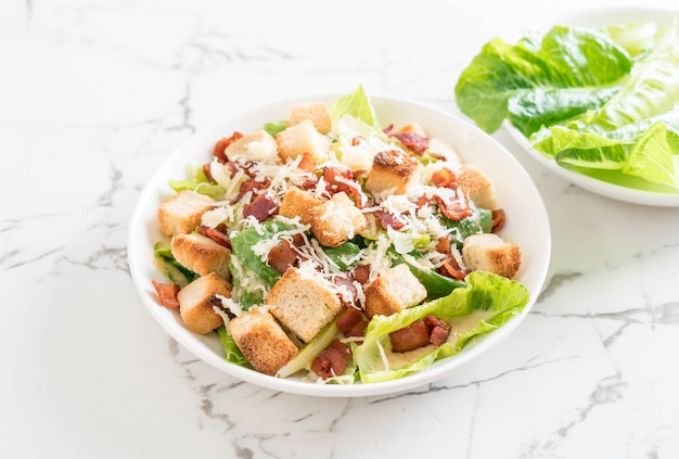 salada caesar na mesa