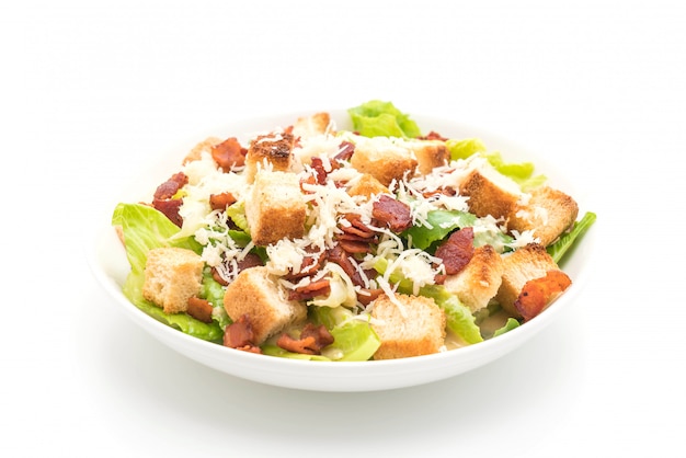 Foto salada caesar no fundo branco