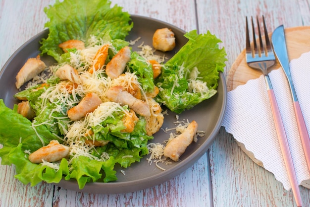 Salada Caesar tradicional com folhas romanas Salada de frango grelhado saudável com queijo e pão ralado