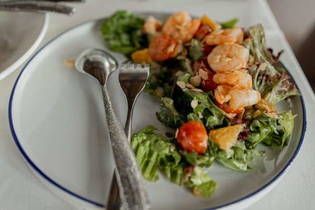 Salada de camarones frescos verdes vibrantes en un entorno elegante