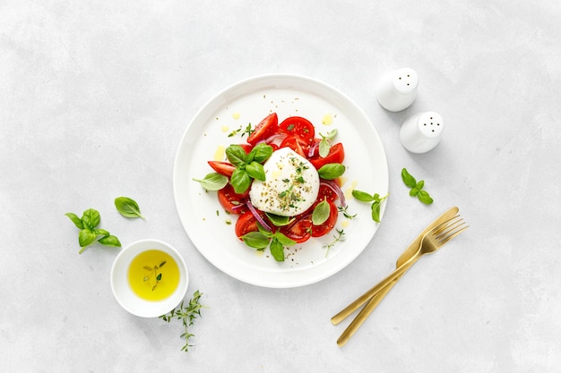 Salada Caprese com mussarela de tomate e comida italiana de manjericão