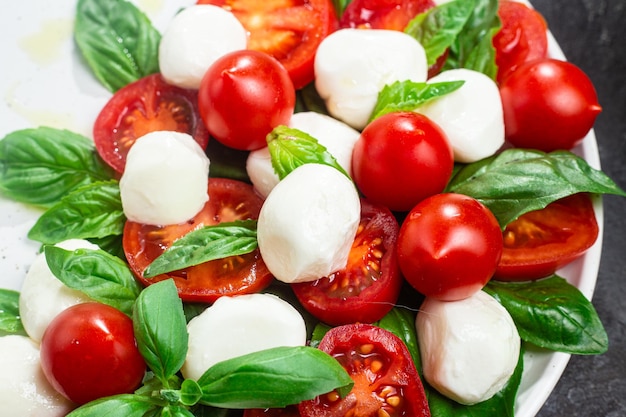 Salada caprese com mussarela de tomate e manjericão