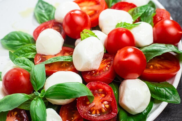 Salada caprese com mussarela de tomate e manjericão