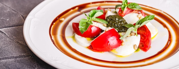 Salada caprese com mussarela tomate manjericão e pesto