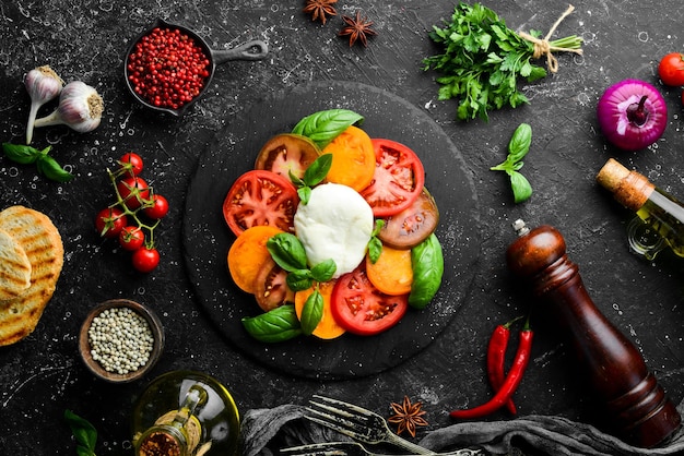 Salada caprese com queijo mussarela de tomate fresco e manjericão comida italiana vista superior