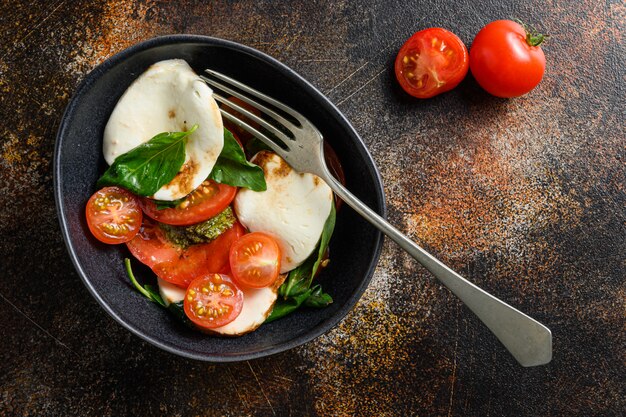 Salada caprese com tomate cereja e pimenta