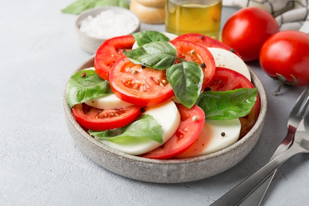 Foto salada caprese com tomate e mussarela com azeite