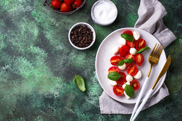 Salada caprese com tomate e mussarela