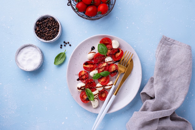 Salada caprese com tomate e mussarela