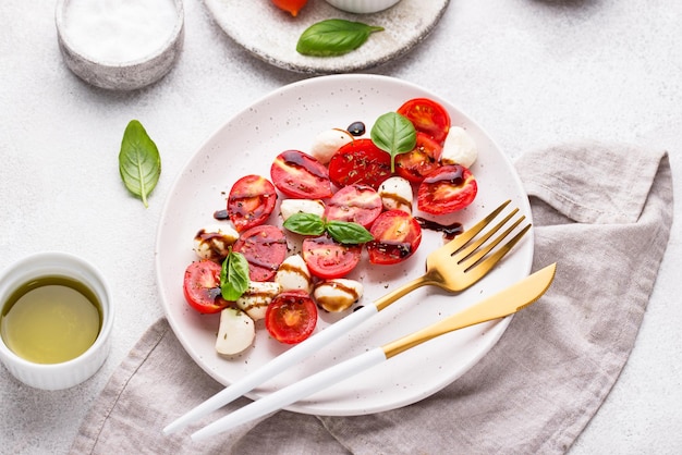 Salada caprese com tomate e mussarela