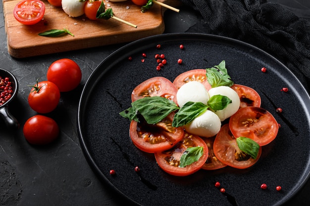 Salada caprese com tomate e rodelas de mussarela