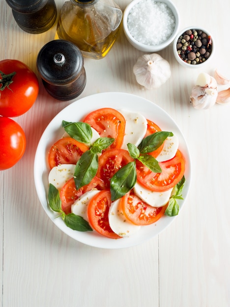 Salada Caprese com tomate, manjericão, queijo mussarela.