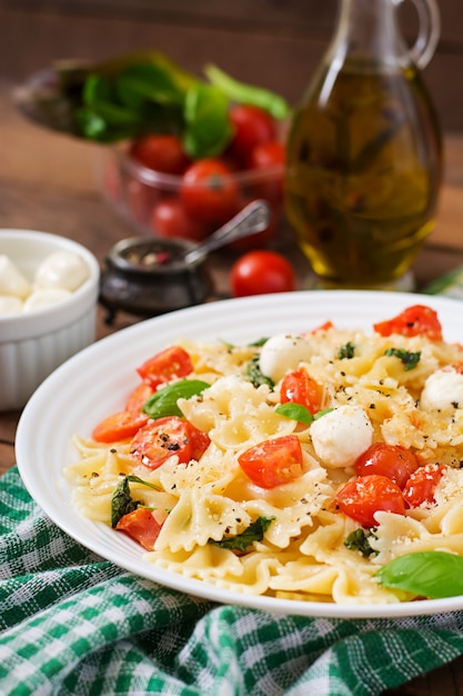 Salada Caprese com tomate, mussarela e manjericão