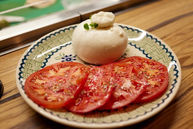 Salada caprese com tomate mussarela queijo manjericão fundo escuro close-up vista superior