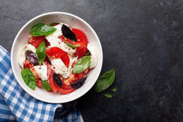 Salada Caprese com tomates frescos, manjericão e queijo mussarela