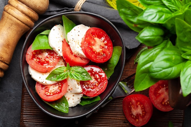 Salada Caprese com tomates frescos, manjericão e queijo mussarela