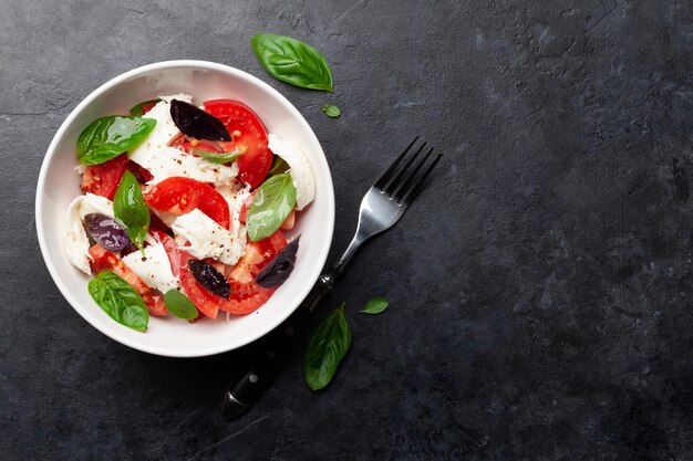 Salada caprese com tomates frescos manjericão e queijo mussarela