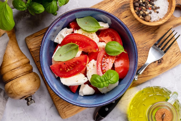Salada Caprese com tomates maduros, mussarela e manjericão
