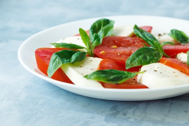 Foto salada caprese de tomate, manjericão, mussarela.