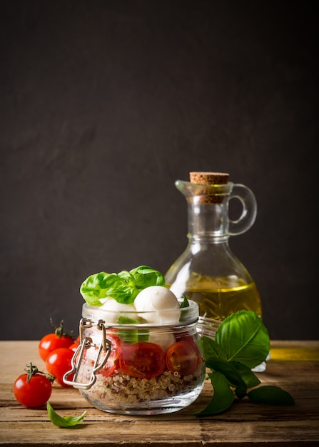 Salada caprese em frasco de vidro.