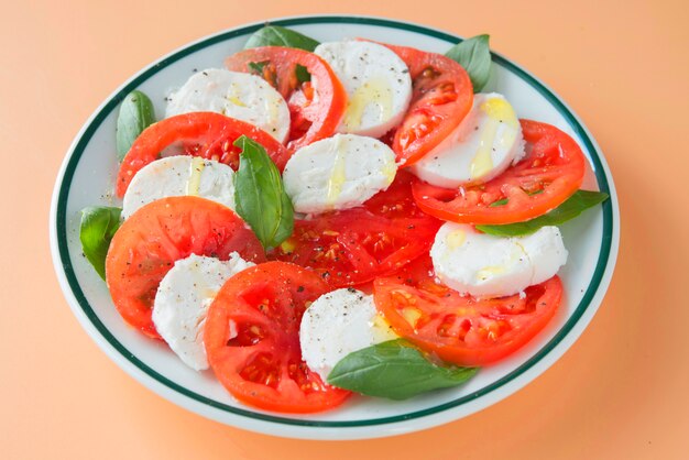 Foto salada caprese em fundo marrom