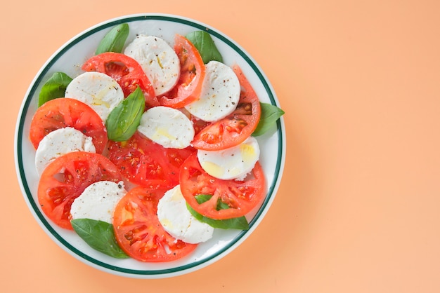 Salada Caprese em fundo marrom