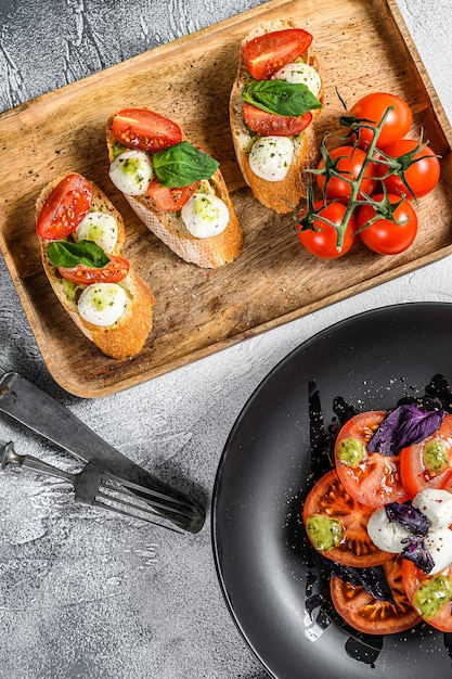 Salada caprese, espetos de canapés e bruschetes com tomate cereja, mussarela e manjericão