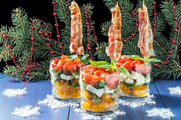 Salada caprese festiva com bacon frito em espetos em copos