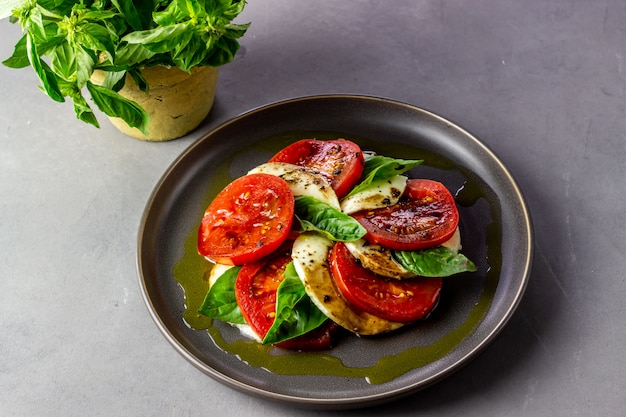 Salada caprese italiana com mussarela e tomates. Concreto. Comida saudável.