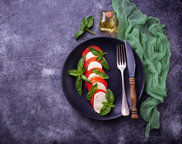 Salada caprese italiana com mussarela, tomate e manjericão. vista do topo