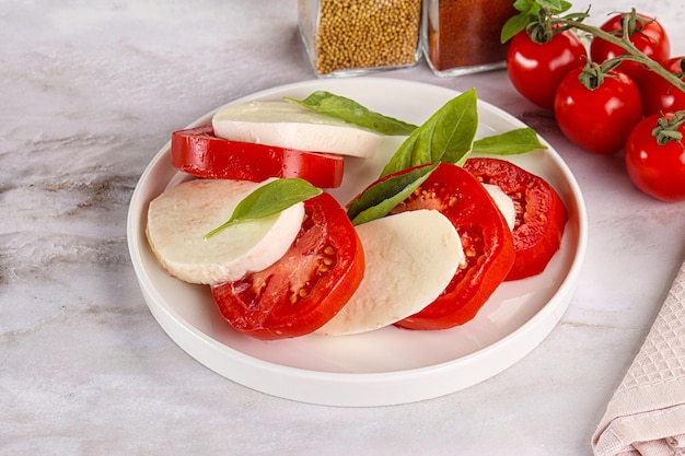 Salada caprese italiana com mussarela, tomate e manjericão