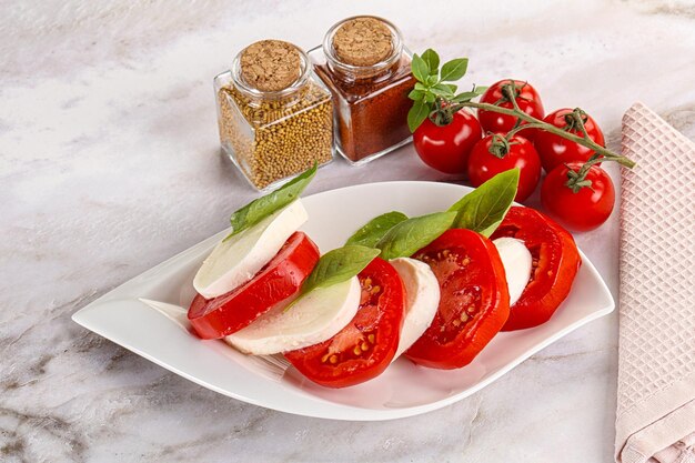 Salada caprese italiana com mussarela, tomate e manjericão