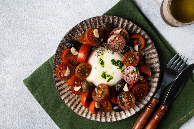 Salada caprese italiana com tomate fatiado mussarela manjericão azeite sobre fundo claro Vista superior Comida saudável Salada italiana