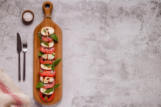 Salada caprese italiana com tomate fatiado mussarela manjericão azeite