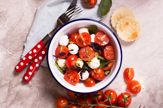 Salada caprese italiana fresca