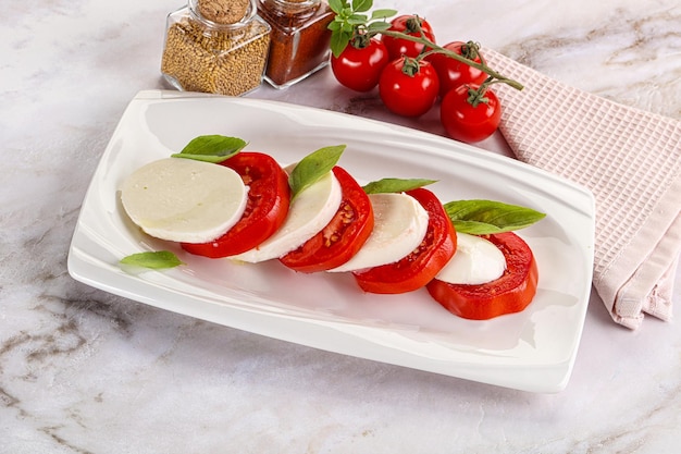 Salada de caprese italiana con mozzarella