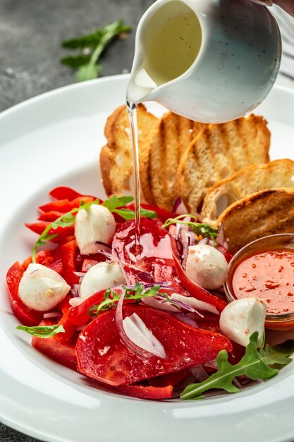 Salada caprese italiana ou mediterrânea. mussarela de tomate, cebola e azeite. comer, fazer dieta limpa. vista do topo